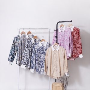 Blouse Yokina motif floral dengan kerah putih dari Khakeen Fashion Official